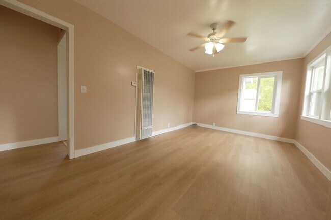 Primary Photo - 2069 Holly St