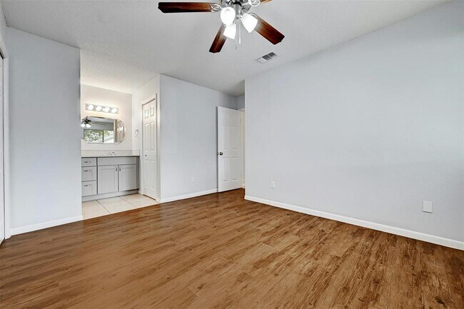Building Photo - 601 Valley View Dr