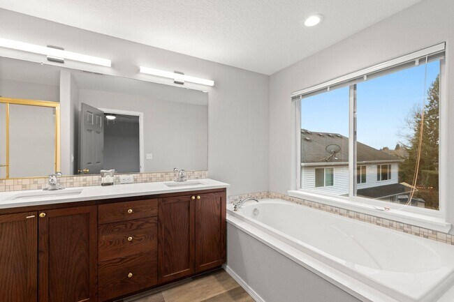 Building Photo - BETHANY 5 bedroom 3 full bath- Beaverton School District- Nike