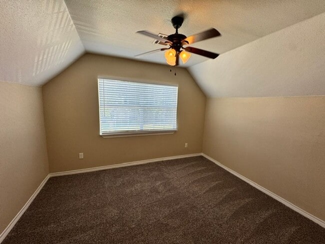 Building Photo - 3 bed 2.5 baths with new paint, carpet and appliances in Chickasha! ready for move in!