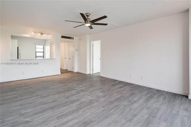 Building Photo - 3401 N Country Club Dr
