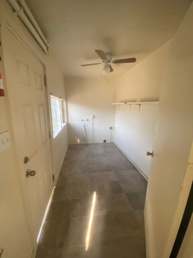 Building Photo - 2 bedroom large yard ready to move in!