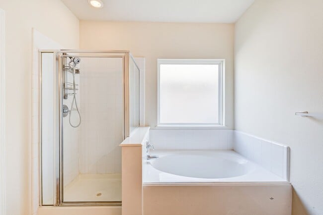 Building Photo - Marvelous 6-bed and 3.5-Bath Home in Cypre...