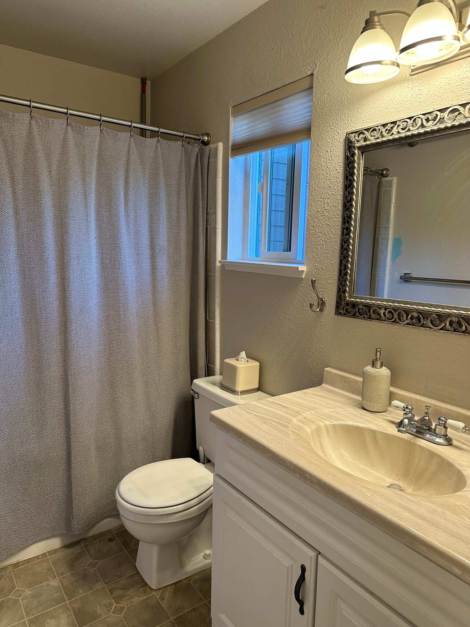 Upstairs bathroom - 2910 Pennyroyal Dr