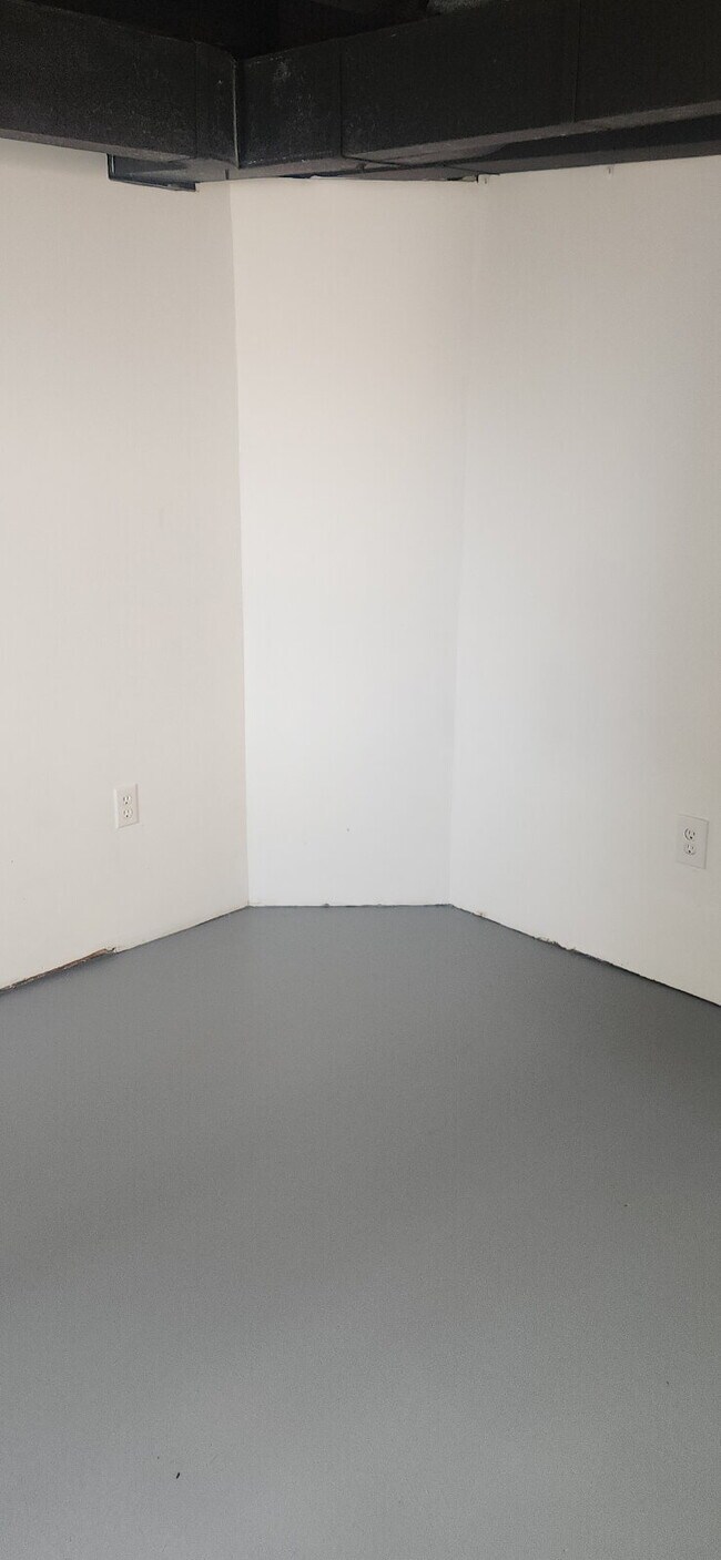 Building Photo - "Charming 3-Bed Home with Gleaming Hardwood Floors on Jackson Ave, Berkeley!"