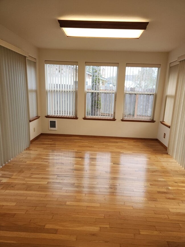 Building Photo - 2-bedroom 1 bath Duplex