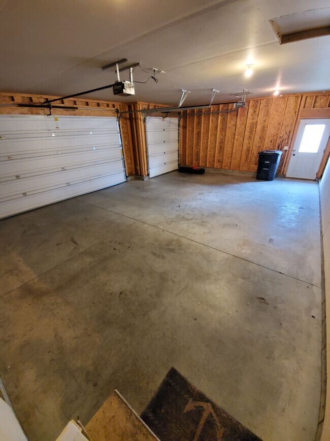 Building Photo - Beautiful 4 bedroom pet friendly house on ...