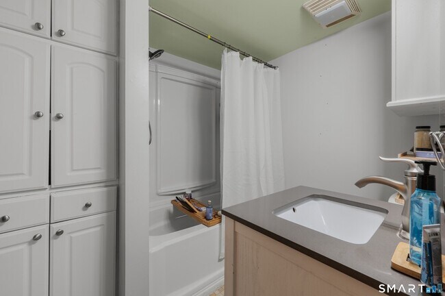 Building Photo - 349 Naubuc Ave