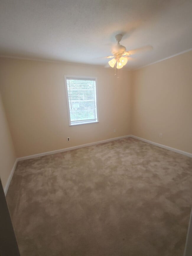 Building Photo - Beautiful 4Bd/2BA Right off Miccosukee Rd.