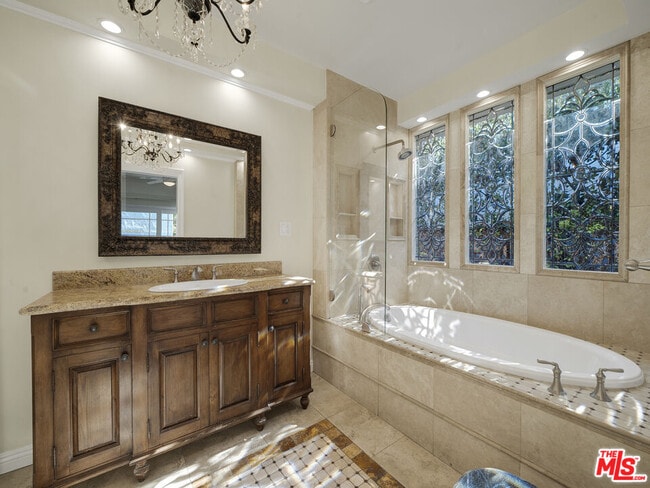 Building Photo - 743 N Orange Dr