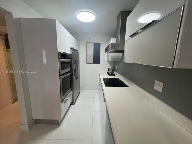 Building Photo - 100 Lincoln Rd