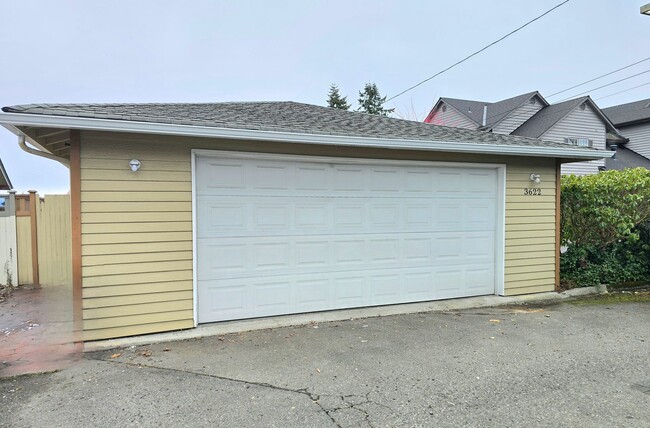 Building Photo - 3 Bedroom Home in Everett Available Now!