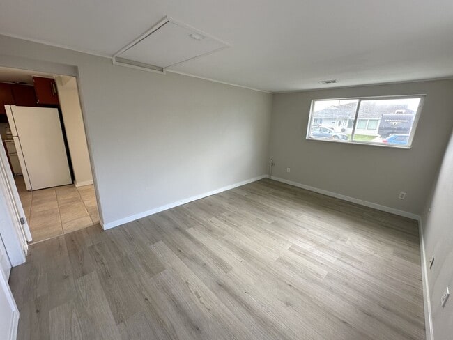 Building Photo - Well-Maintained 3-Bed, 1.5-Bath Home for Lease – 1,056 sq ft