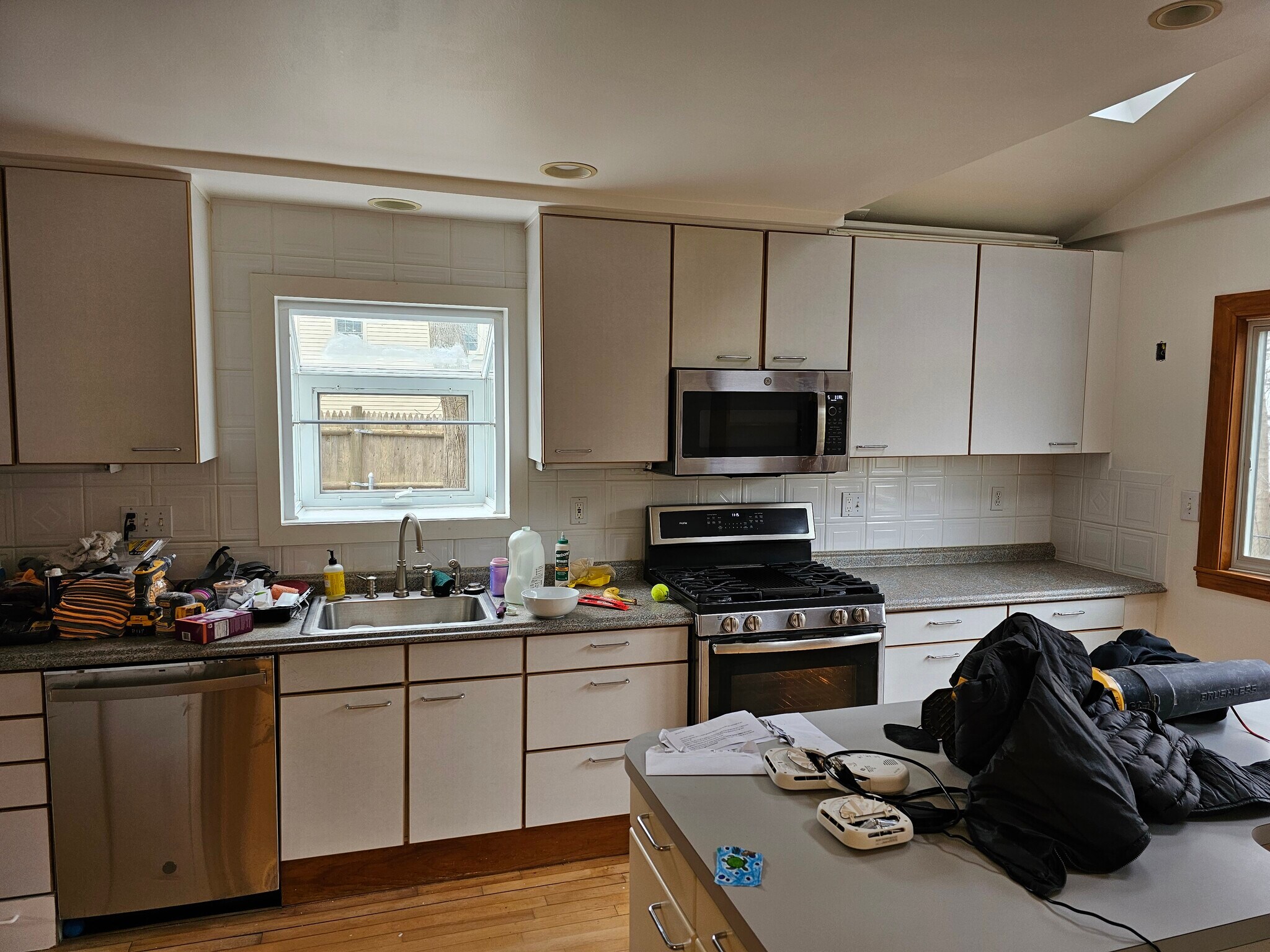 Building Photo - 419 Pond St