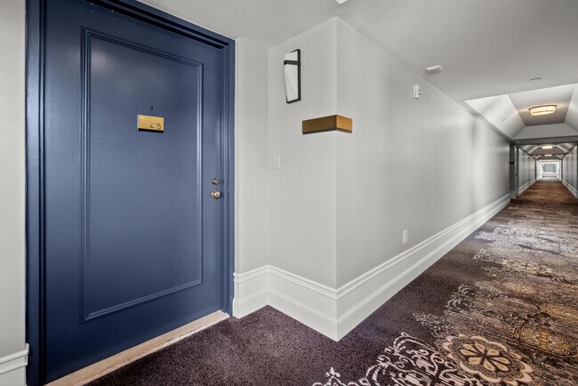 Building Photo - 100 SE 5th Ave