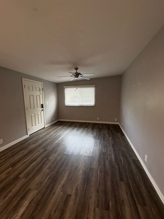 Building Photo - 4477 Hilltop Dr