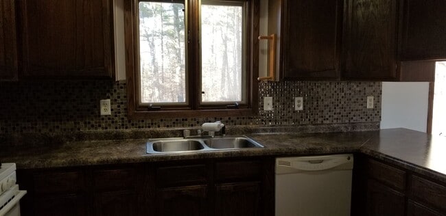 Building Photo - Large 2+ Bedroom home with a country setting