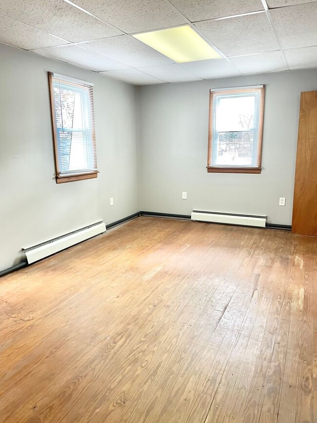 Building Photo - HUGE 3 Bed/2 Bath Home with your own private workshop + oversized garage