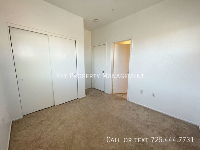 Building Photo - GORGEOUS THREE STORY 2 BEDROOM TOWNHOME IN...