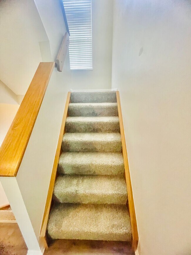 Building Photo - 3-Bedroom 2.5 bath Townhome in Imperial – Style, Space & Sophistication