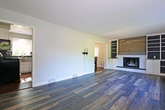 Building Photo - Beautiful 3-Bed 3-Bath Home in Golden Valley - Available 6/1!