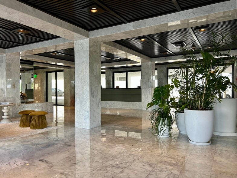 Lobby - 5415 Collins Ave