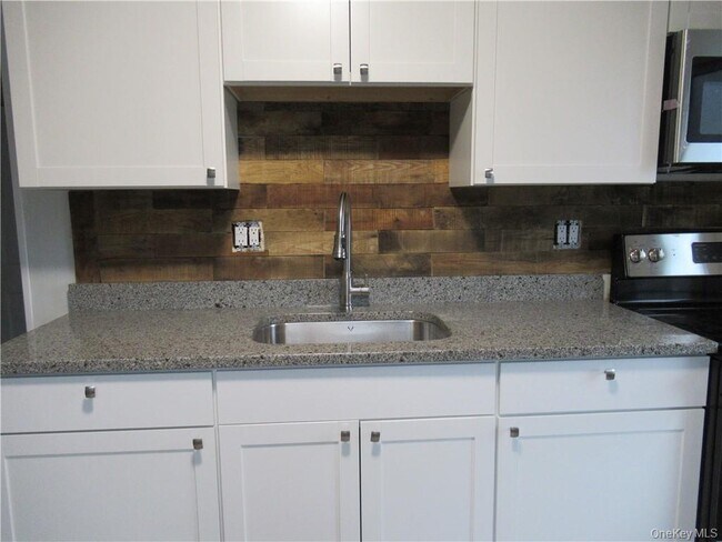 Building Photo - 25 Fairway Dr