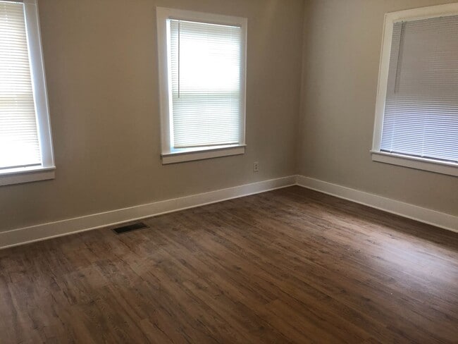 Building Photo - 3 bedroom/2 bath home!