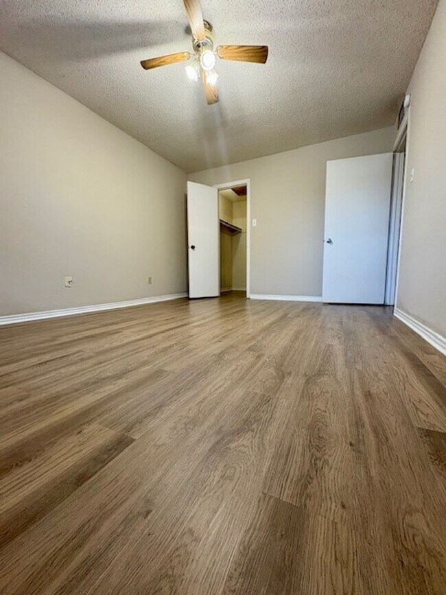 Building Photo - 204-206 Romana Circle