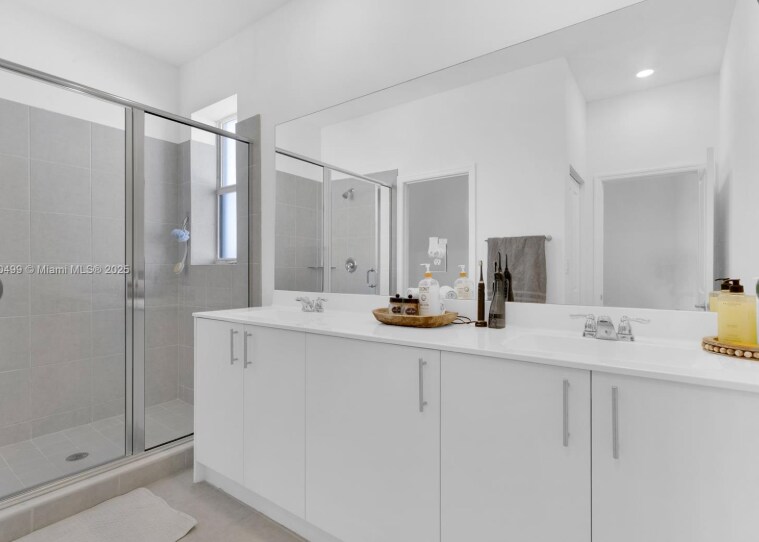 Building Photo - 2444 SE 24th Ave