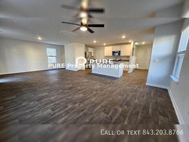 Building Photo - Spacious 4 Bedroom 3 Bathroom Rental Avail...