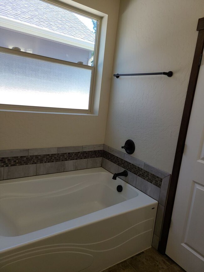 Building Photo - Beautiful Custom 3 bedroom 2 bath Home for...