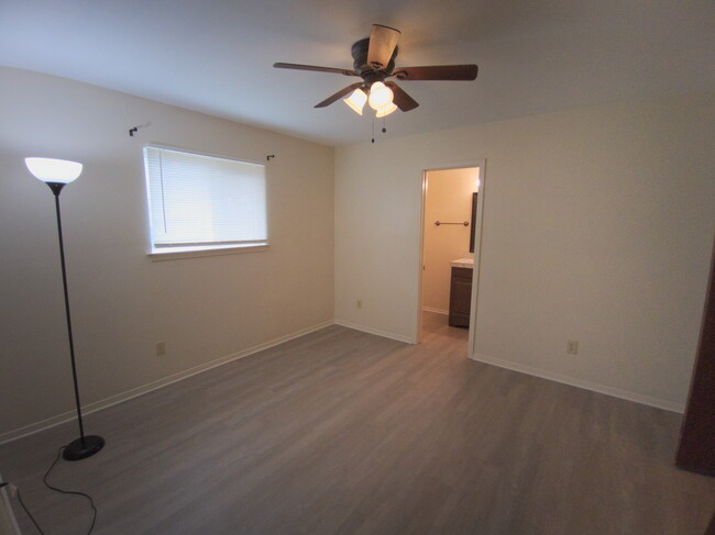 Building Photo - 327 Briarwood Dr