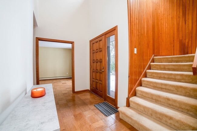 Building Photo - 160 Floral St