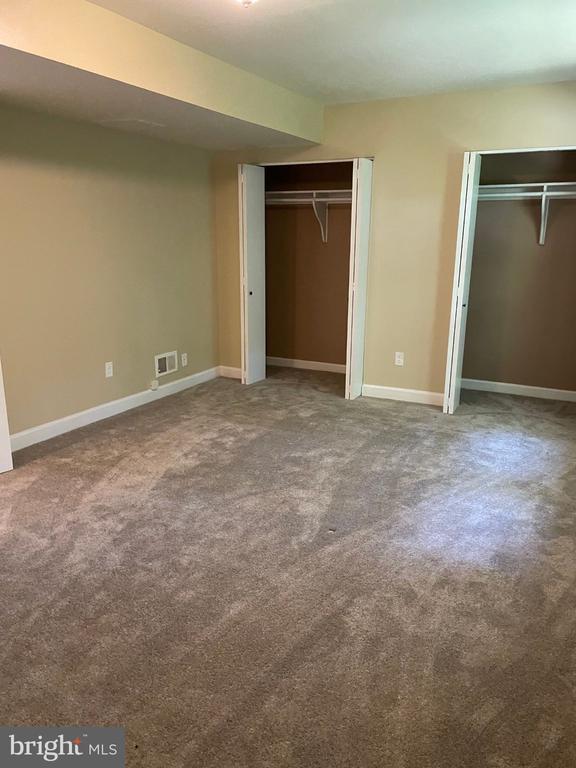 Building Photo - 1040 Warbler Pl