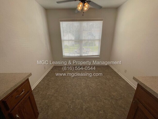 Building Photo - Everyday Comfort in Creekwood Park Townhom...