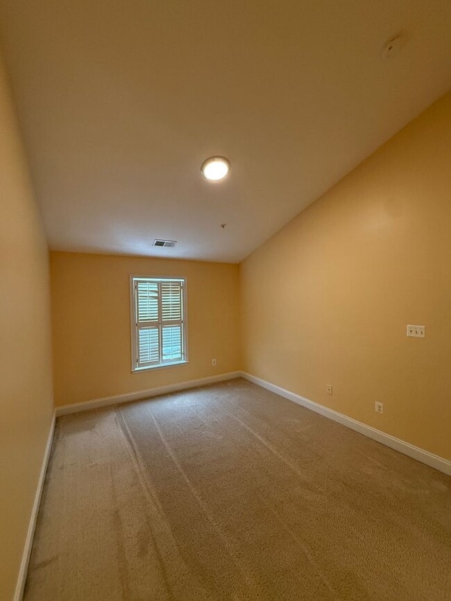 Building Photo - ACT FAST! 4 Bedroom Townhome in Desirable Gateway Overlook Community!