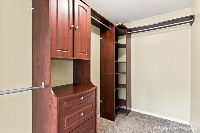 Building Photo - 10570 Wing Pointe Dr