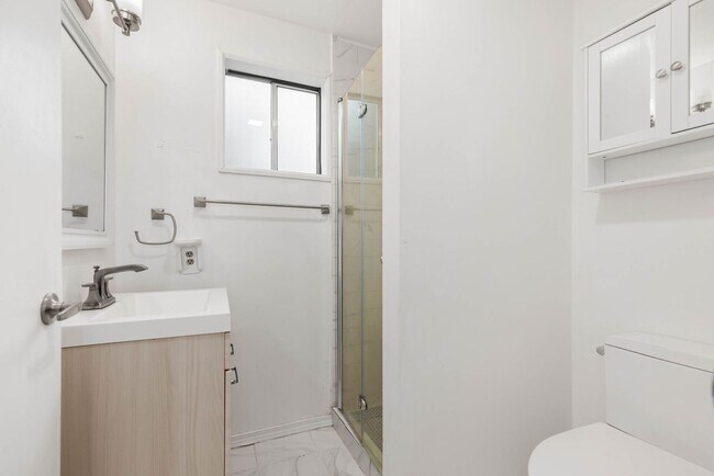 Building Photo - 3 Bedroom Home in the Heart of W Seattle! Leasing incentives available for immediate move-in!