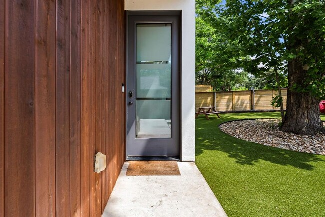 Building Photo - 206 Braeswood Rd