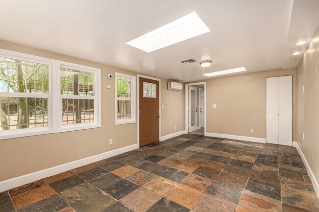 Building Photo - 350 E Kelso St