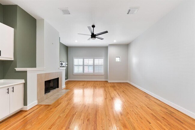 Building Photo - 419 W 26th St