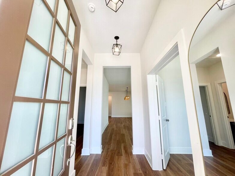 Building Photo - 3320 Eddington Dr