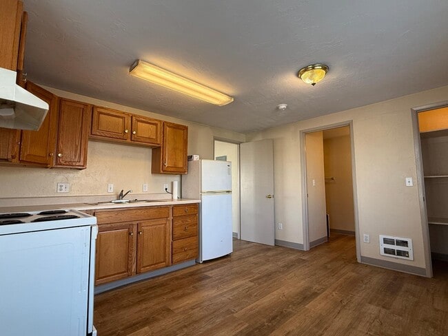 Building Photo - 121 N Wasson St