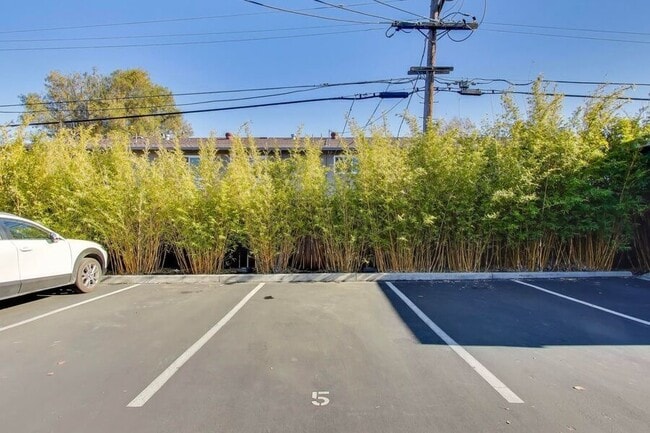 Building Photo - 1662 Hollenbeck Ave