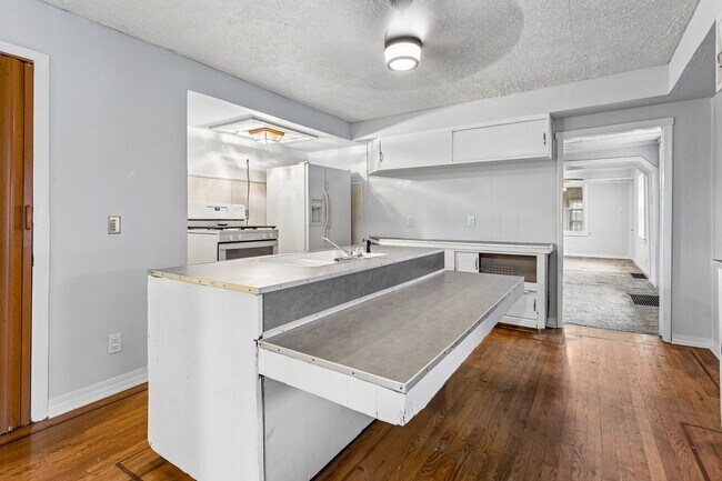 Building Photo - 511 Poppleton Ave