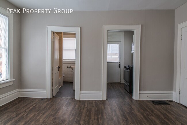 Building Photo - Available Now! Located in the Short North!...