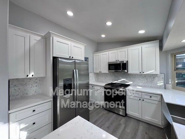 Building Photo - 45627 Clubhouse Dr