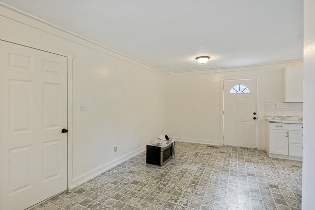 Building Photo - 185 Storage Rd