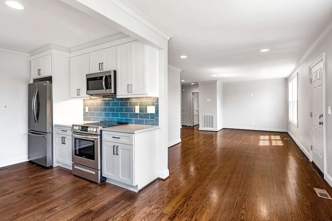 Building Photo - 5656 Kendall Dr